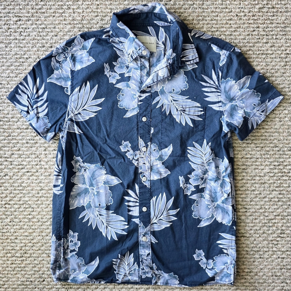 American Eagle Blue Floral Short-Sleeve Button Down Shirt